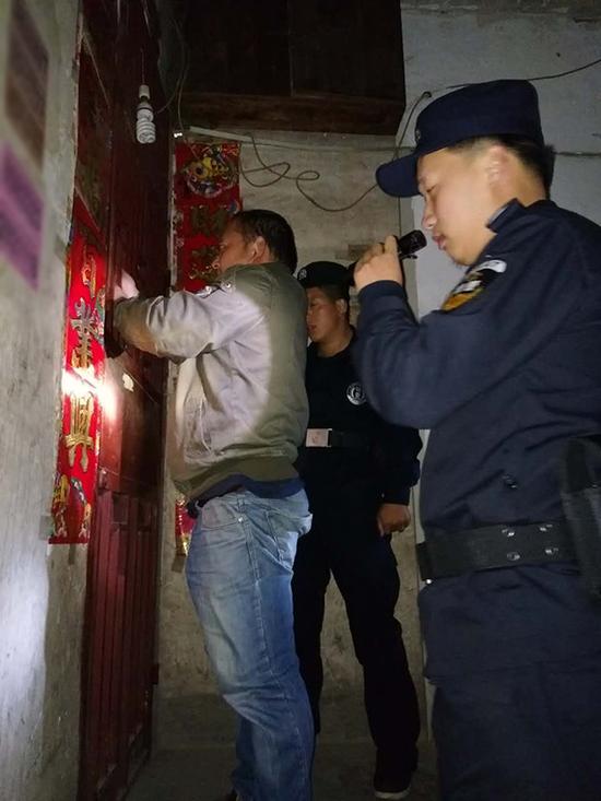 望谟开锁师傅粗心妈妈误将幼女锁家中 